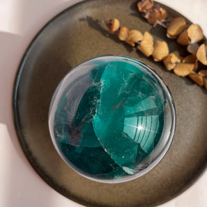 Blå fluorit krystalkugle (nr. 1)