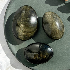 Guld obsidian palm stone