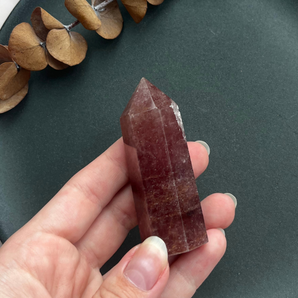 Jordbær kvarts krystaltårn (nr x) (OUTLET)