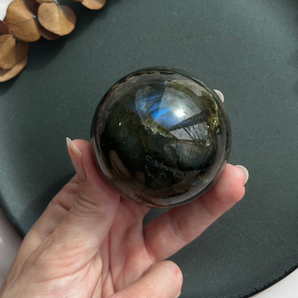 Labradorit krystalkugle (OUTLET)
