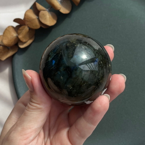 Labradorit krystalkugle (OUTLET)