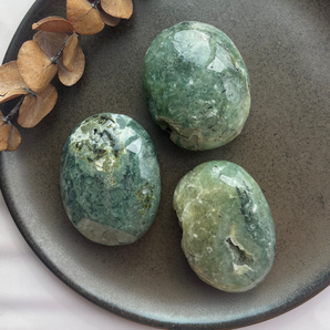 Prehnit palm stone (OUTLET)